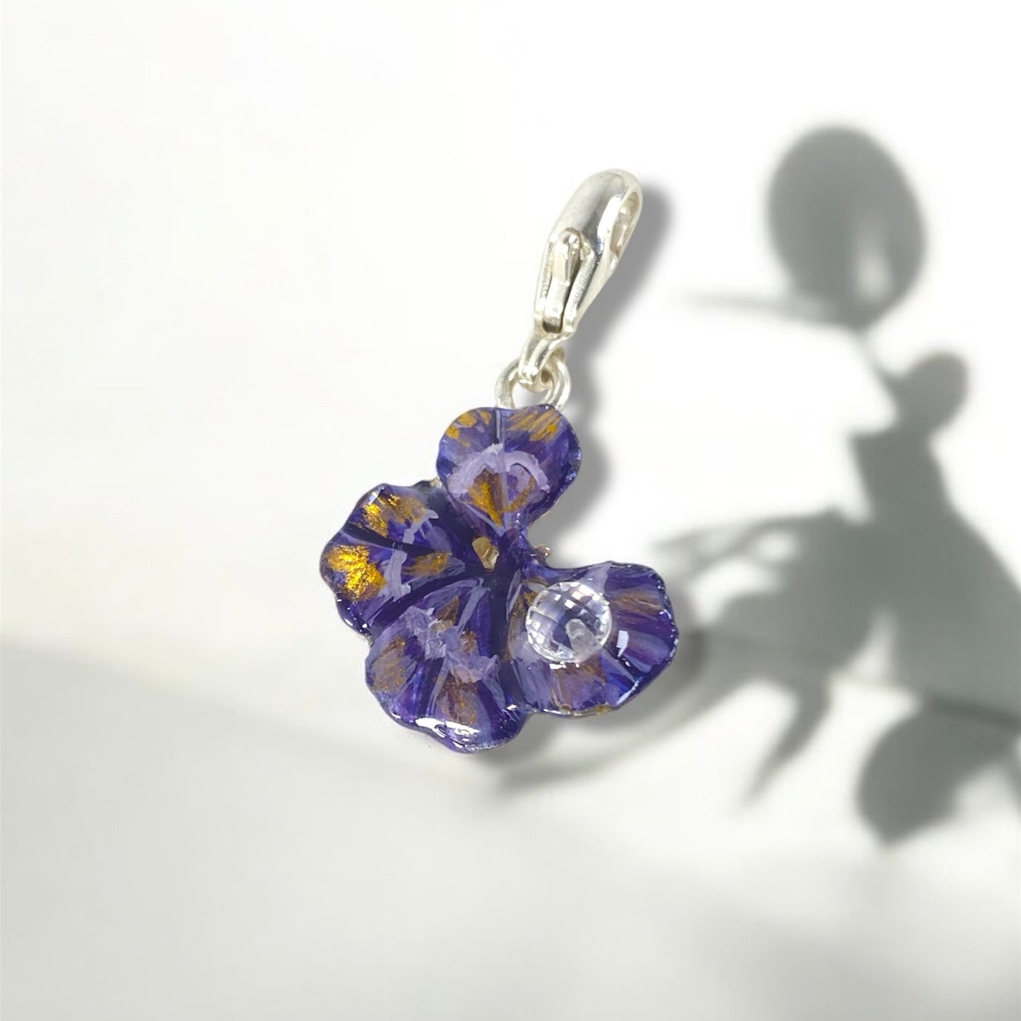 Chakra Ajana, ciondolo con quadrifoglio indaco/ violetto e oro con gancio in argento e zircone