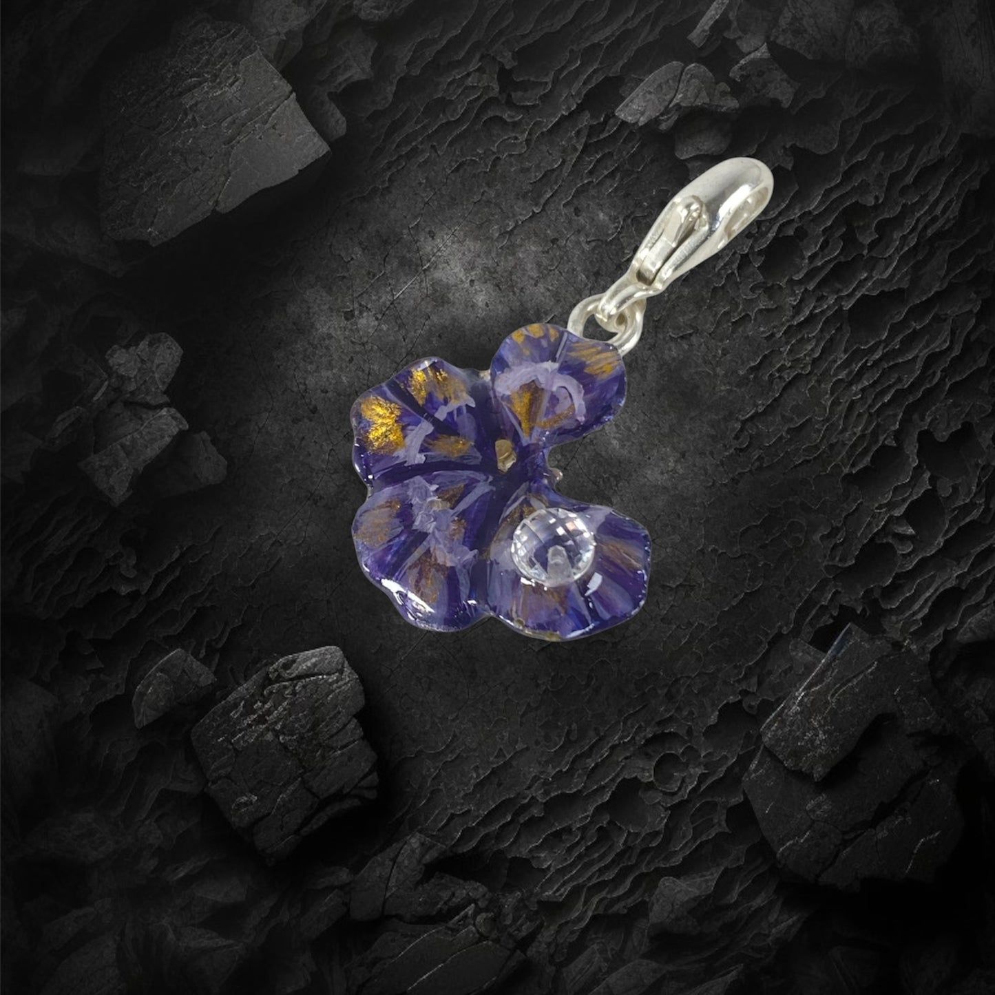 Chakra Ajana, ciondolo con quadrifoglio indaco/ violetto e oro con gancio in argento e zircone