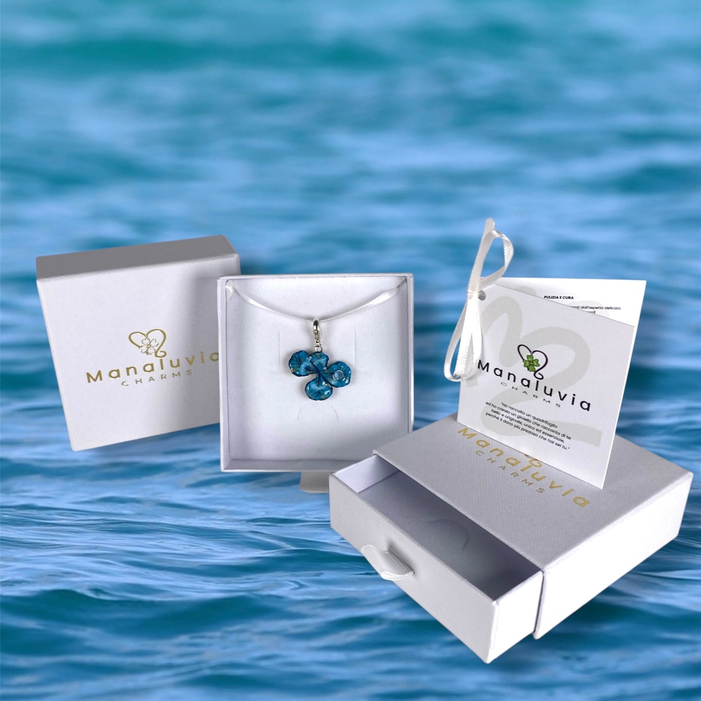 Chakra Vishuddha, ciondolo vero quadrifoglio, dipinto in azzurro e con zircone