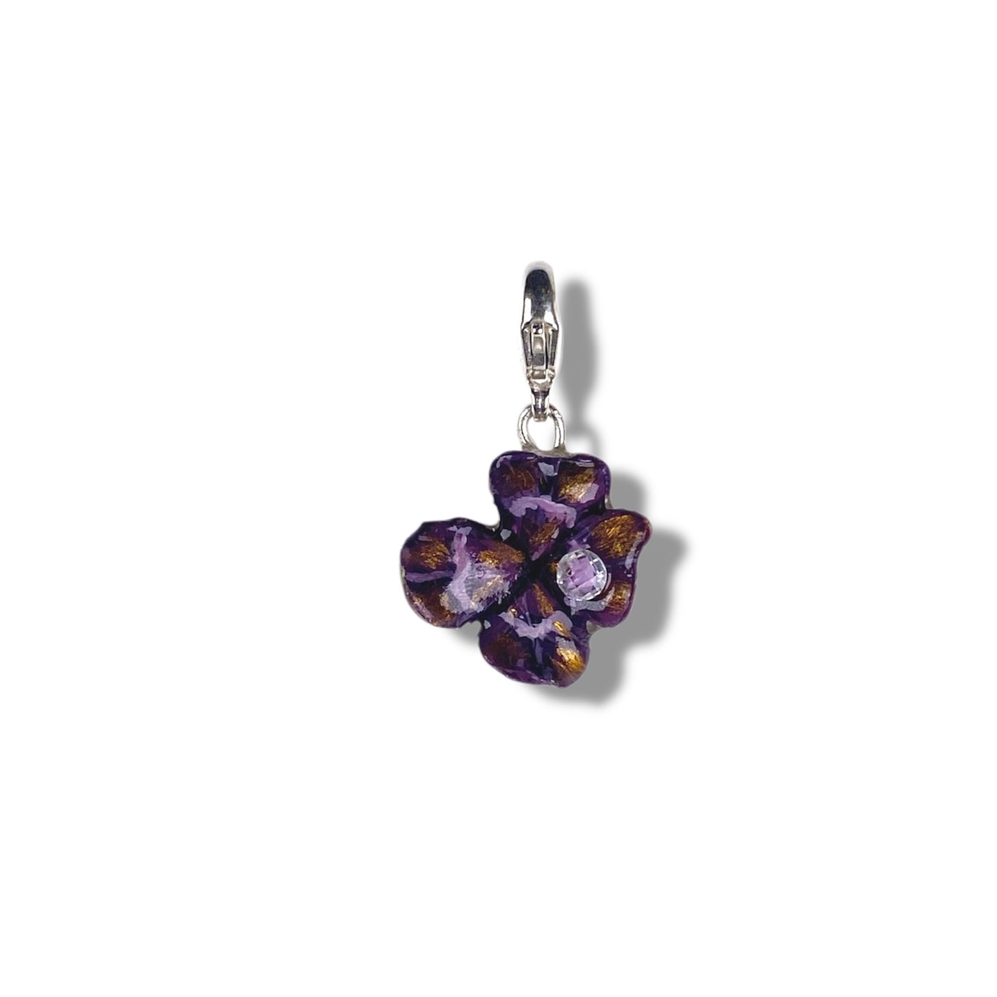 Chakra Sahasrara, ciondolo quadrifoglio dipinto viola e oro, con zircone e gancio in argento.