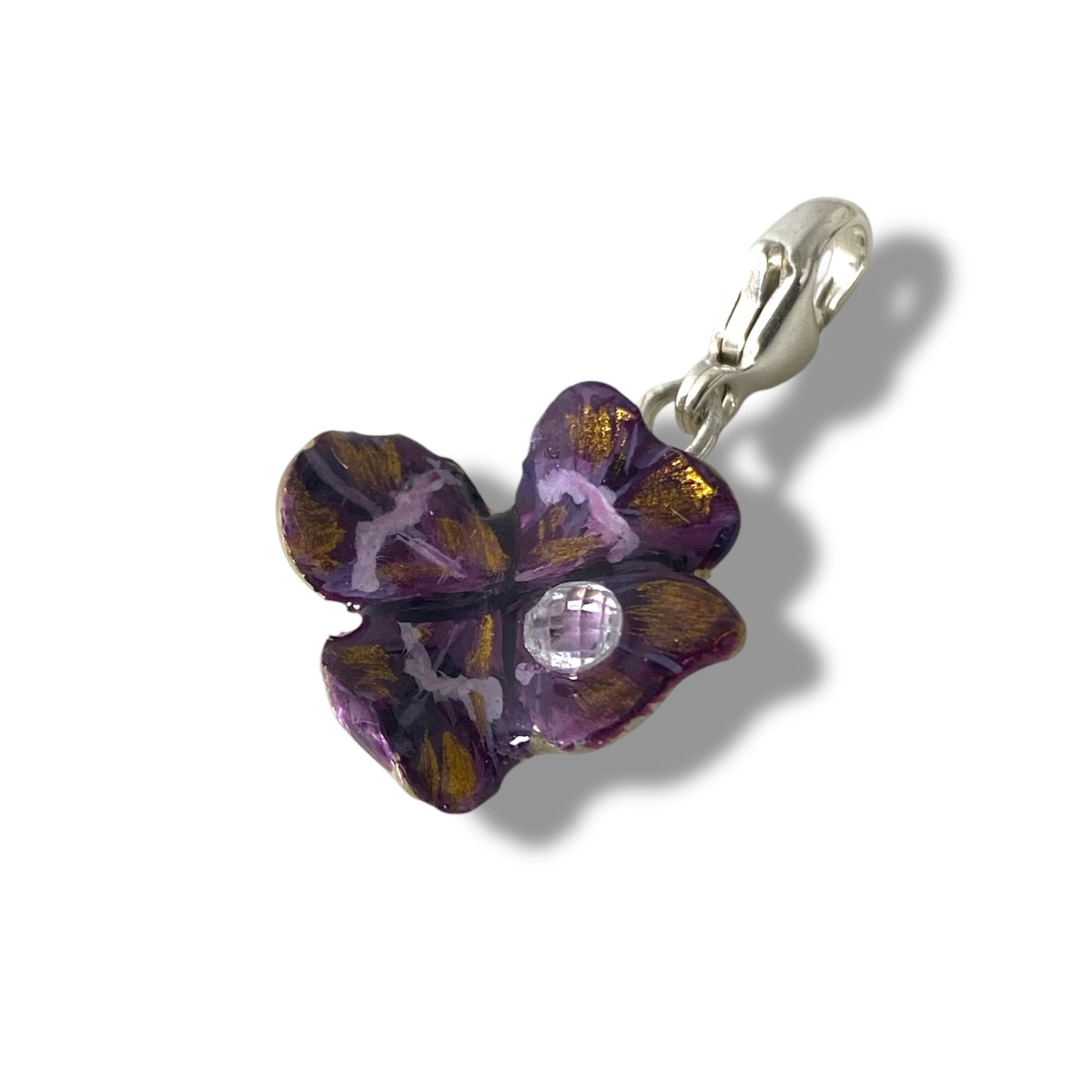Chakra Sahasrara, ciondolo quadrifoglio dipinto viola e oro, con zircone e gancio in argento.
