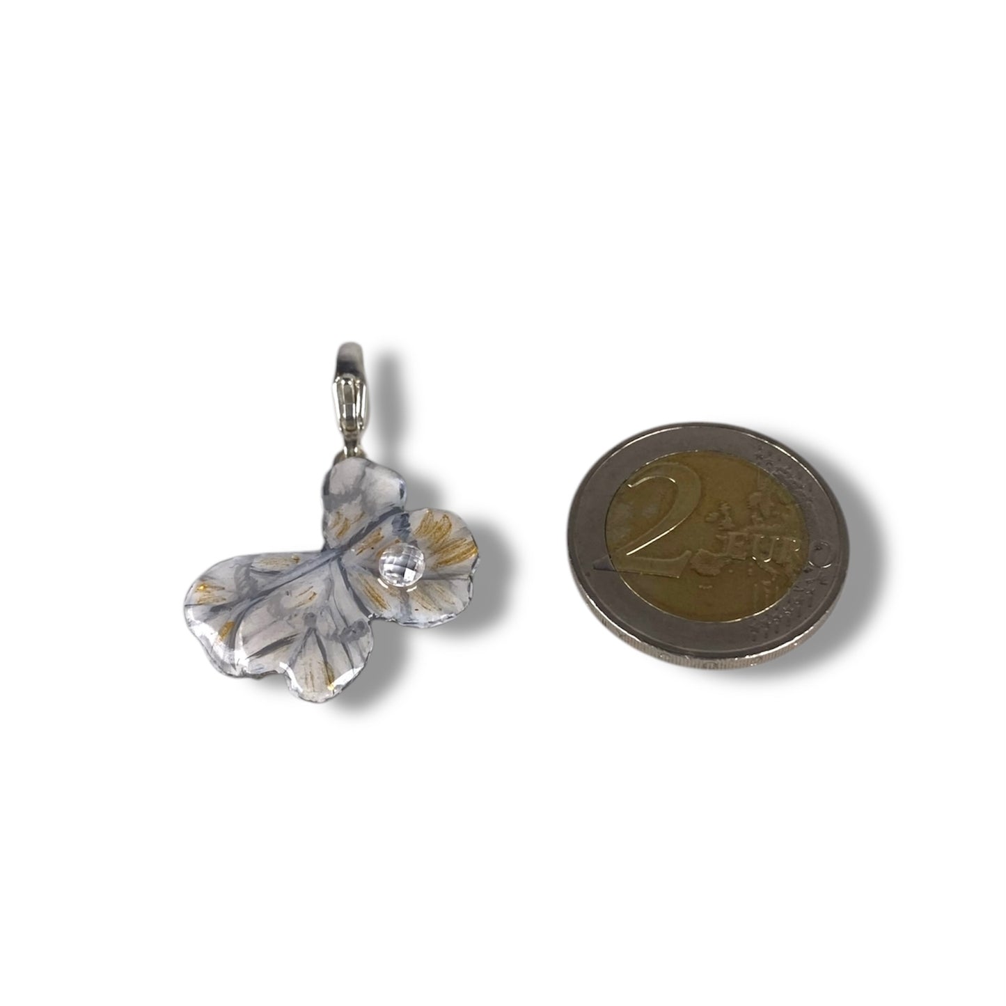 Chakra, charm quadrifoglio dipinto di bianco e oro, con perlina di zircone.