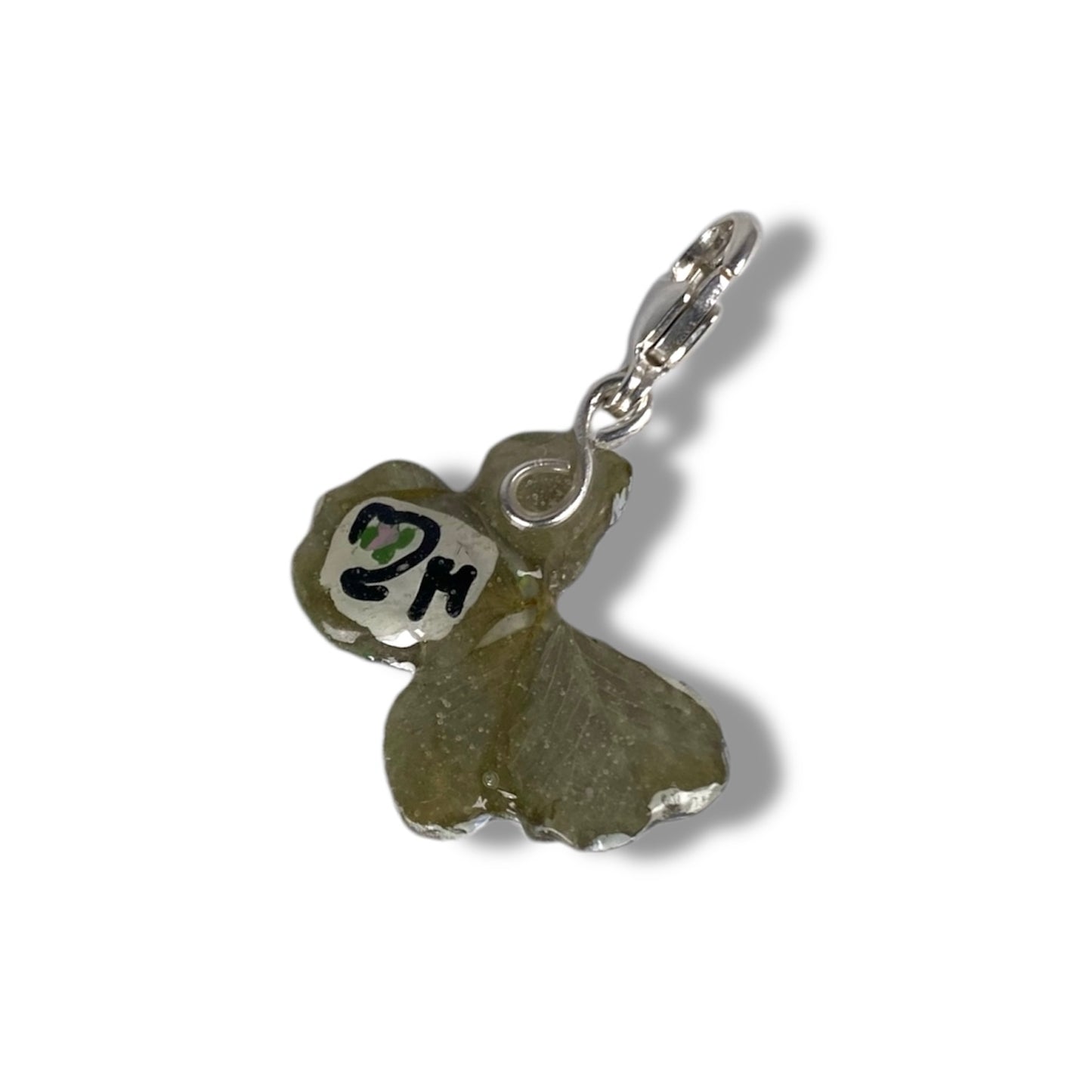 Chakra, charm quadrifoglio dipinto di bianco e oro, con perlina di zircone.