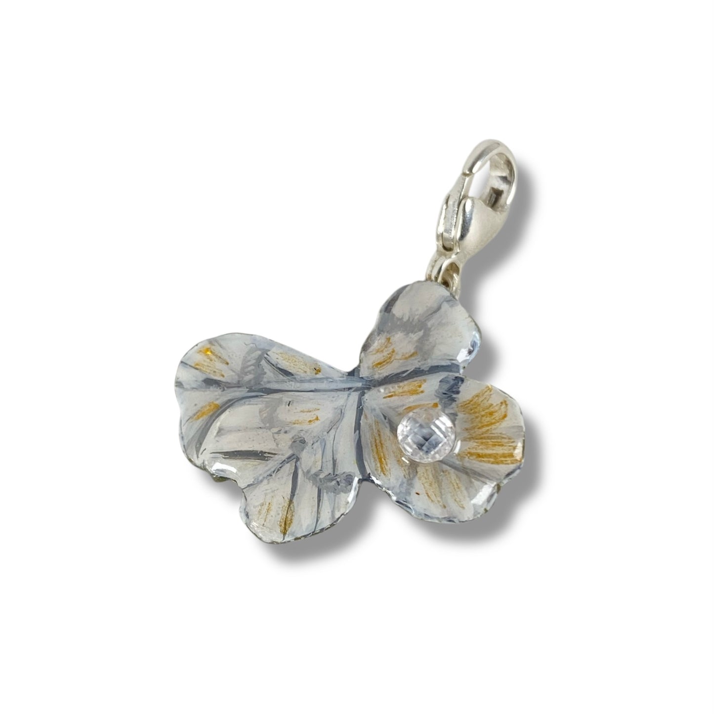 Chakra, charm quadrifoglio dipinto di bianco e oro, con perlina di zircone.