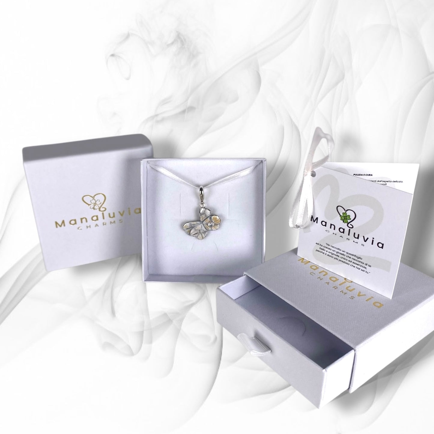Chakra, charm quadrifoglio dipinto di bianco e oro, con perlina di zircone.