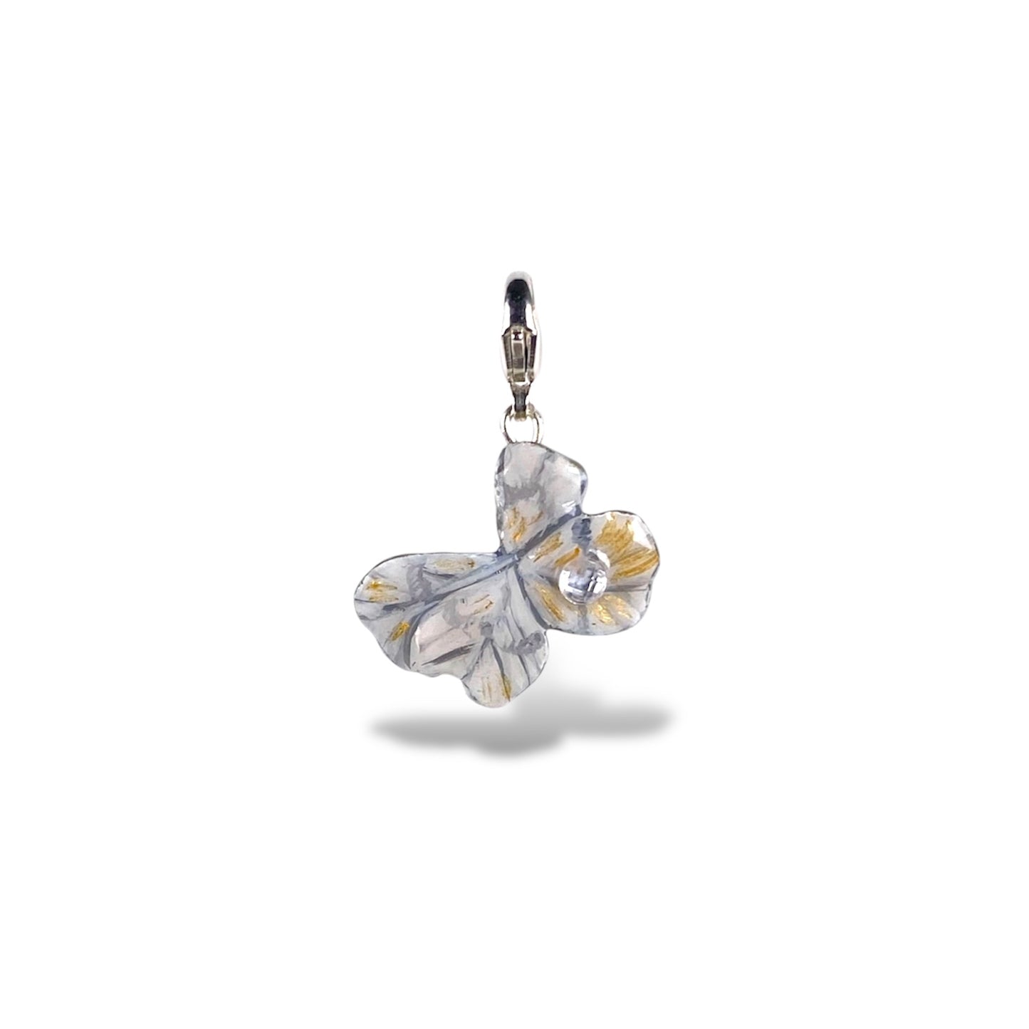 Chakra, charm quadrifoglio dipinto di bianco e oro, con perlina di zircone.