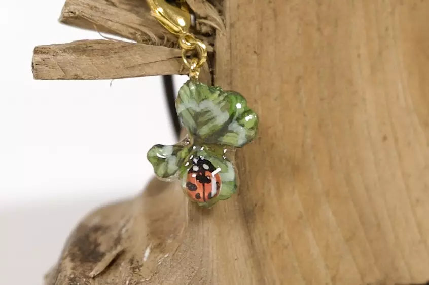 Piccolo charm con quadrifoglio portafortuna e coccinella