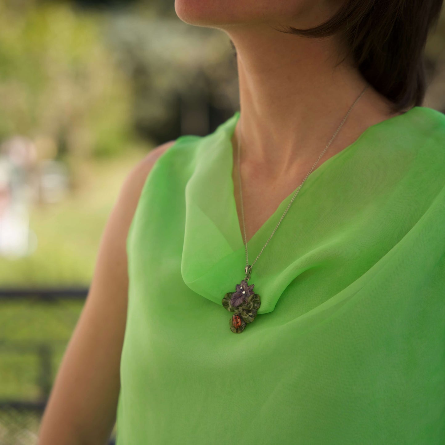Collana con ciondolo con quadrifoglio e fiori