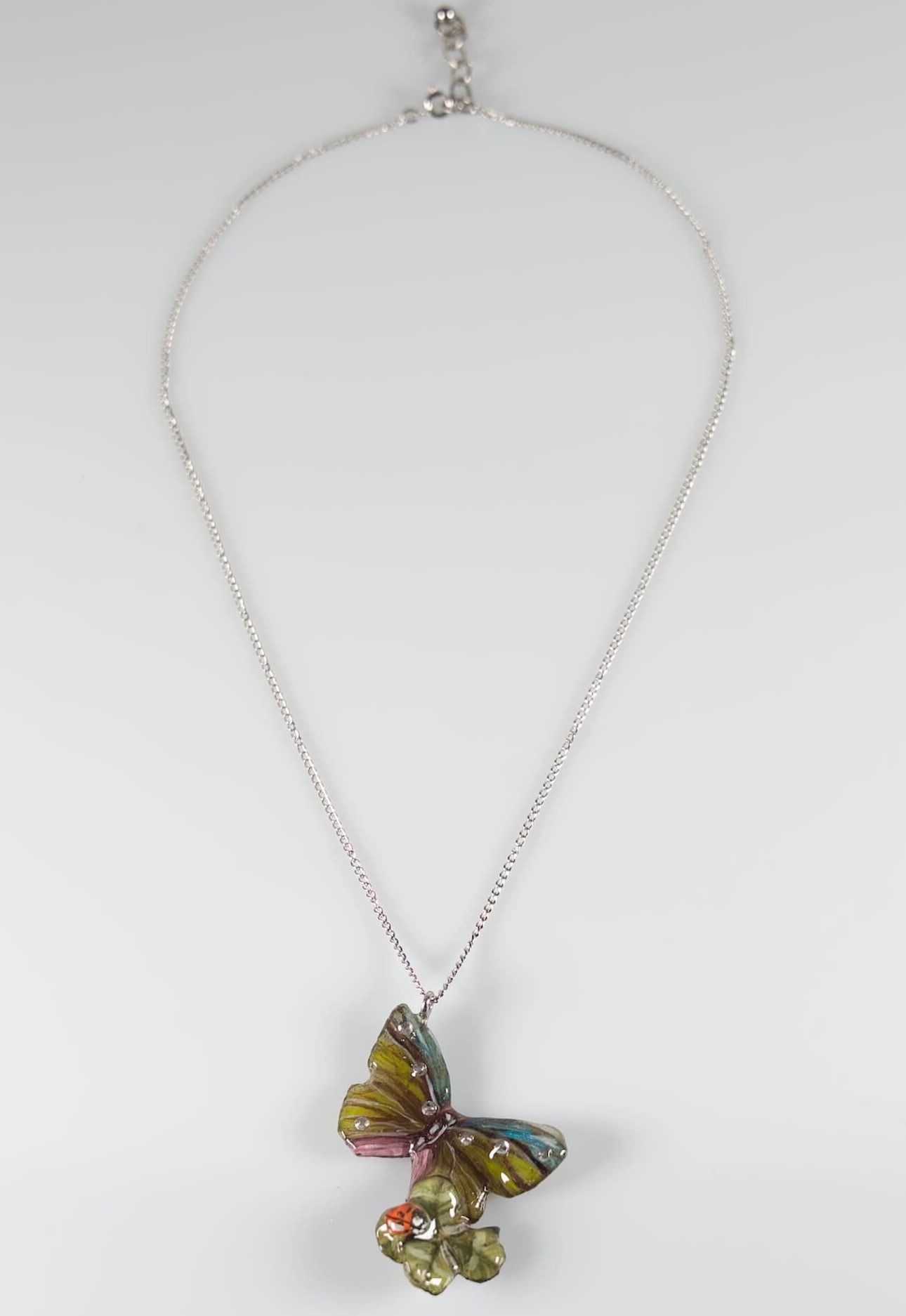 Ciondolo con quadrifoglio e farfalla