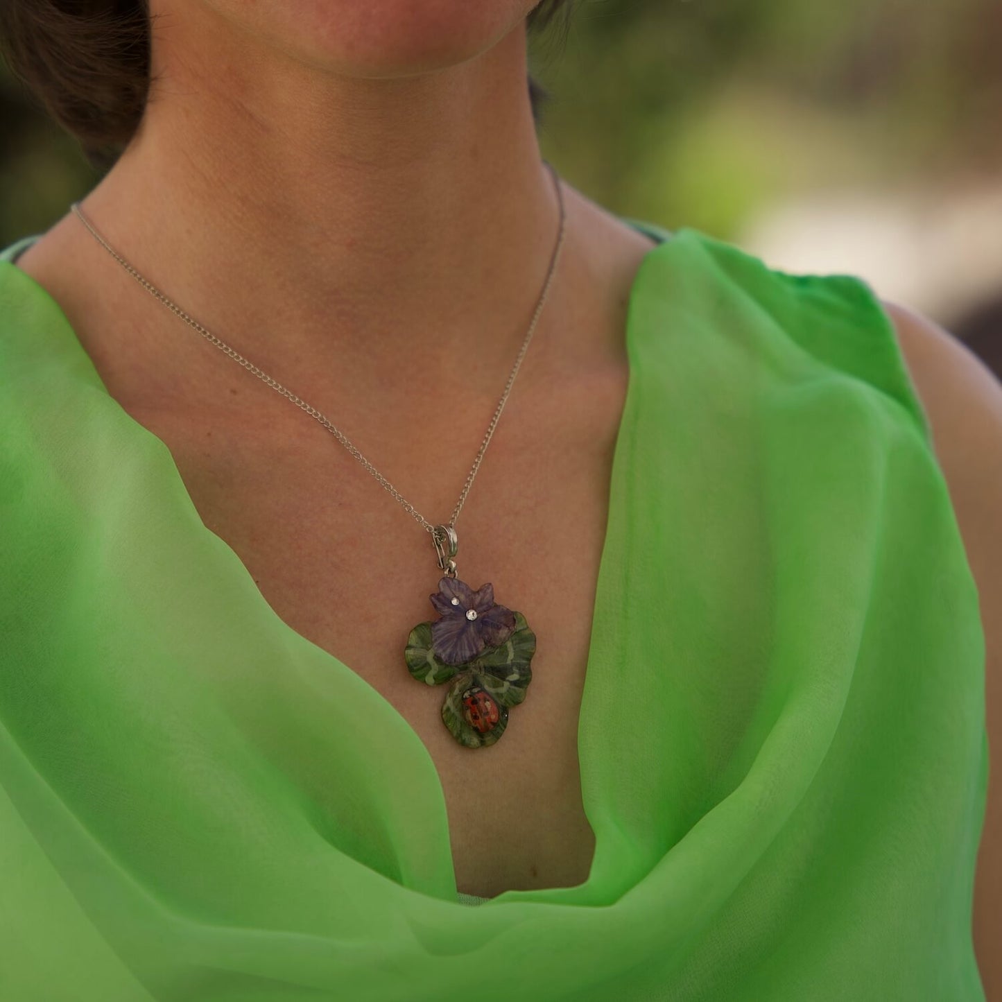 Collana con ciondolo con quadrifoglio e fiori