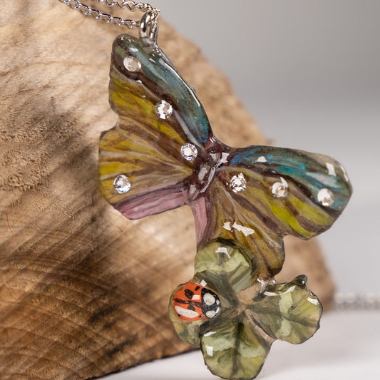 Ciondolo con quadrifoglio e farfalla