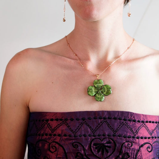 Collana con vero quadrifoglio decorato a mano