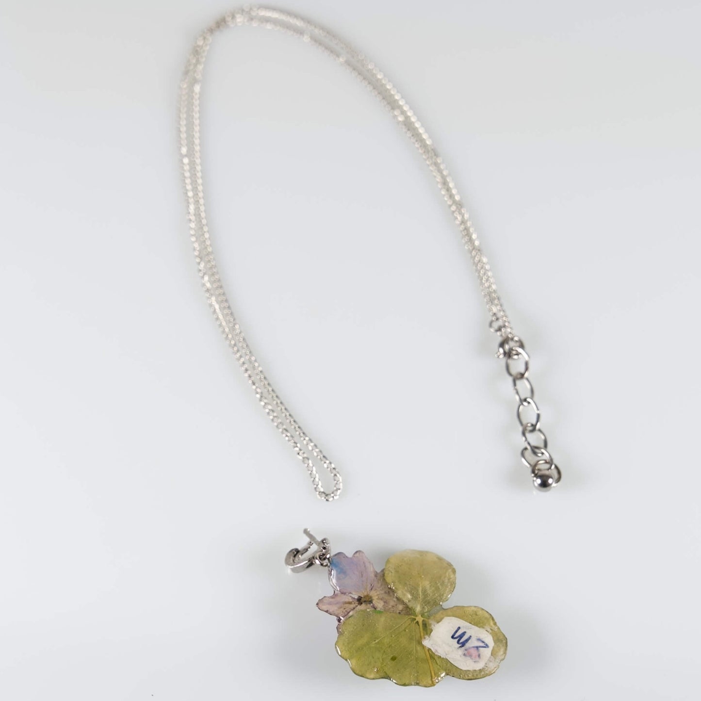 Collana con ciondolo con quadrifoglio e fiori