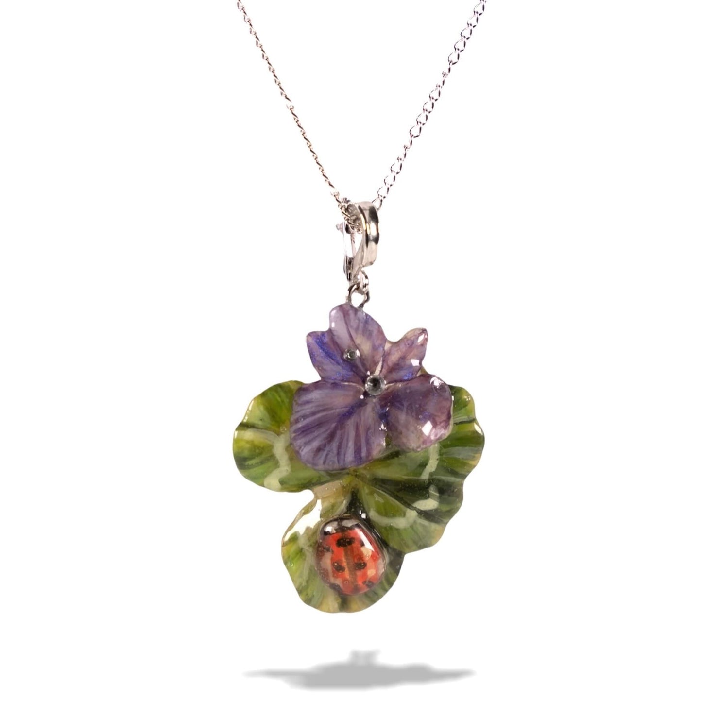 Collana con ciondolo con quadrifoglio e fiori