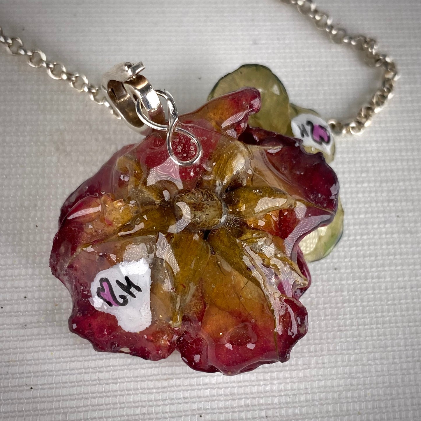 Parure floreale, con quadrifoglio portafortuna e catena in argento