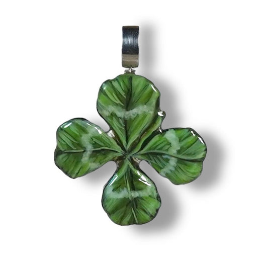 Manaluvia, "Charm quadrifoglio portafortuna” vero, dipinto e resinato, gancio in argento 925 N.06
