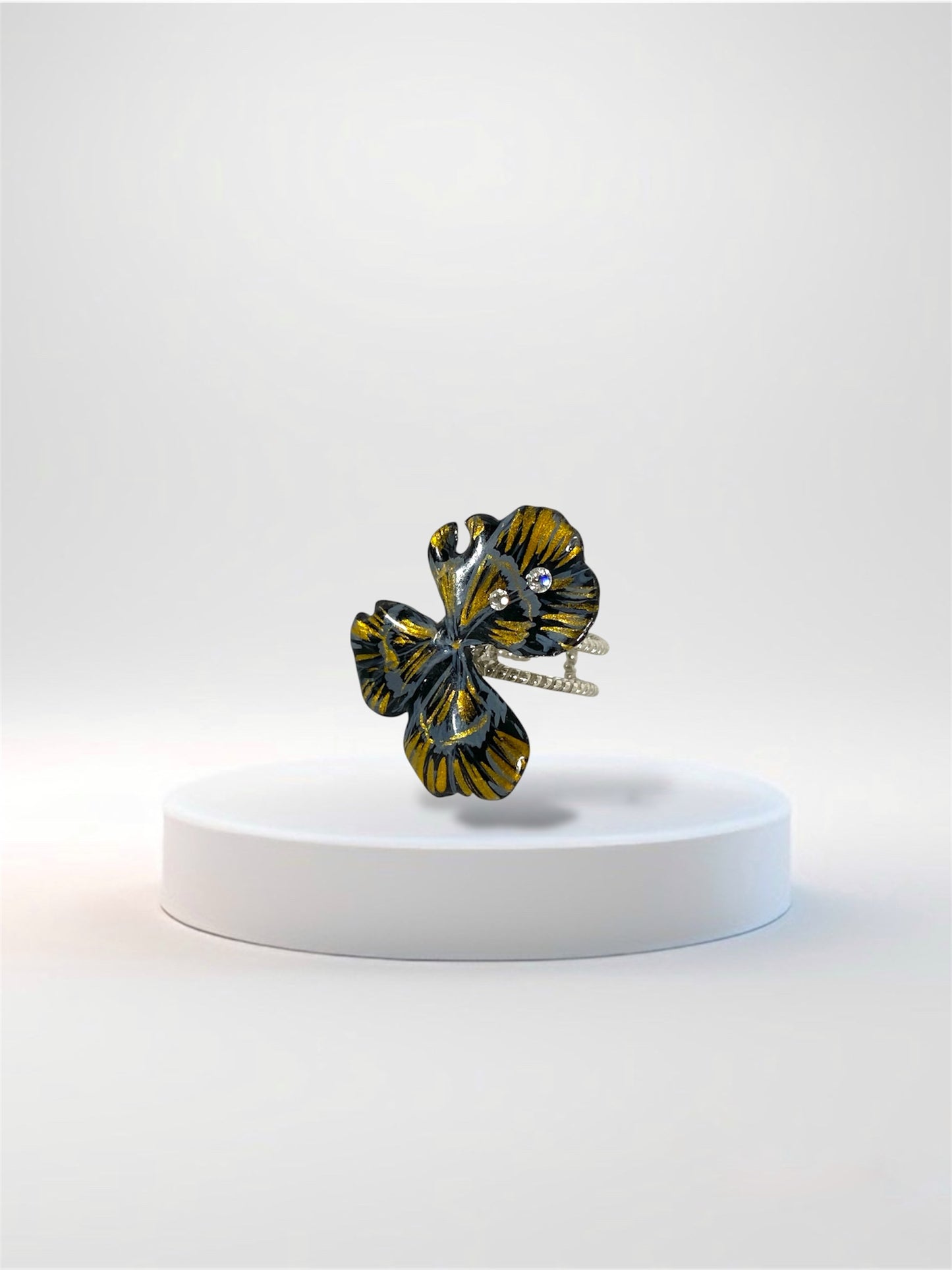 Anello in argento con quadrifoglio, dipinto di nero e oro con brillantini Swarovski