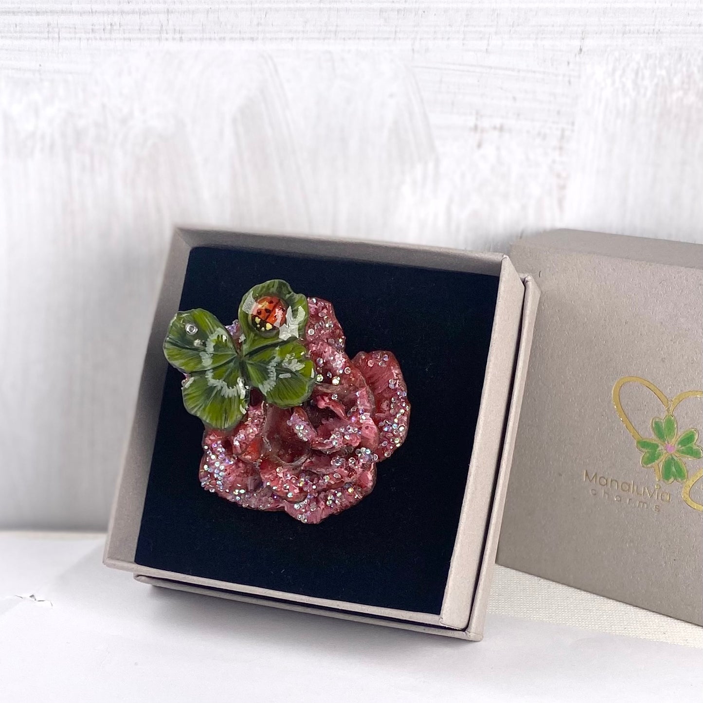 Spilla con Vera Rosa e Vero Quadrifoglio  – Gioiello Artigianale con Cristalli