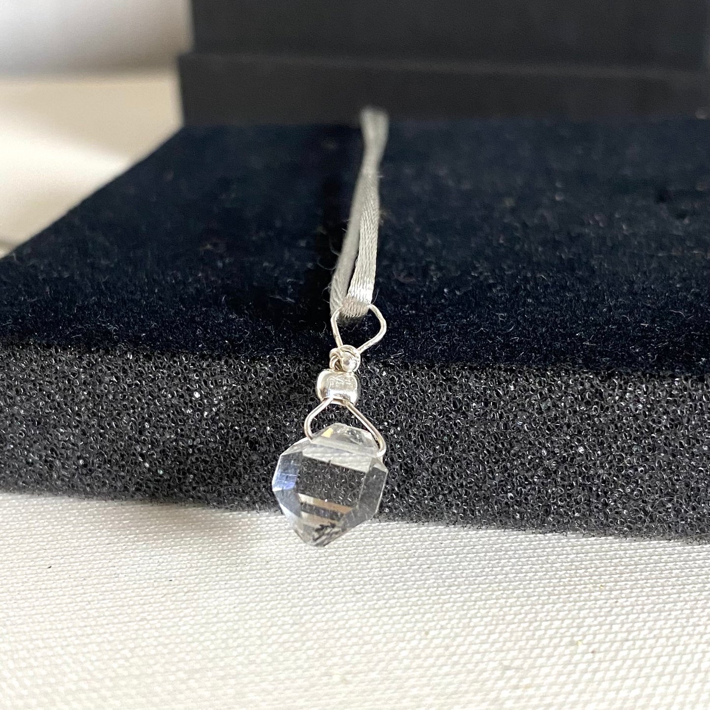 Ciondolo con Diamante di Herkimer e filo in argento 925. B1