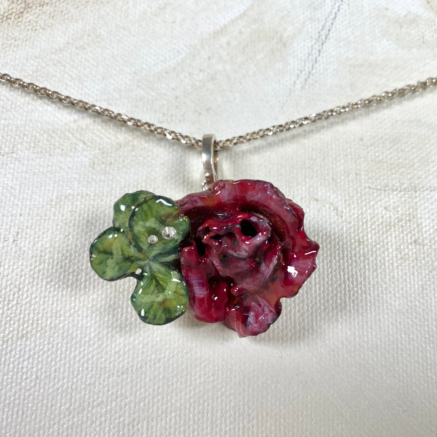 Parure floreale, con quadrifoglio portafortuna e catena in argento