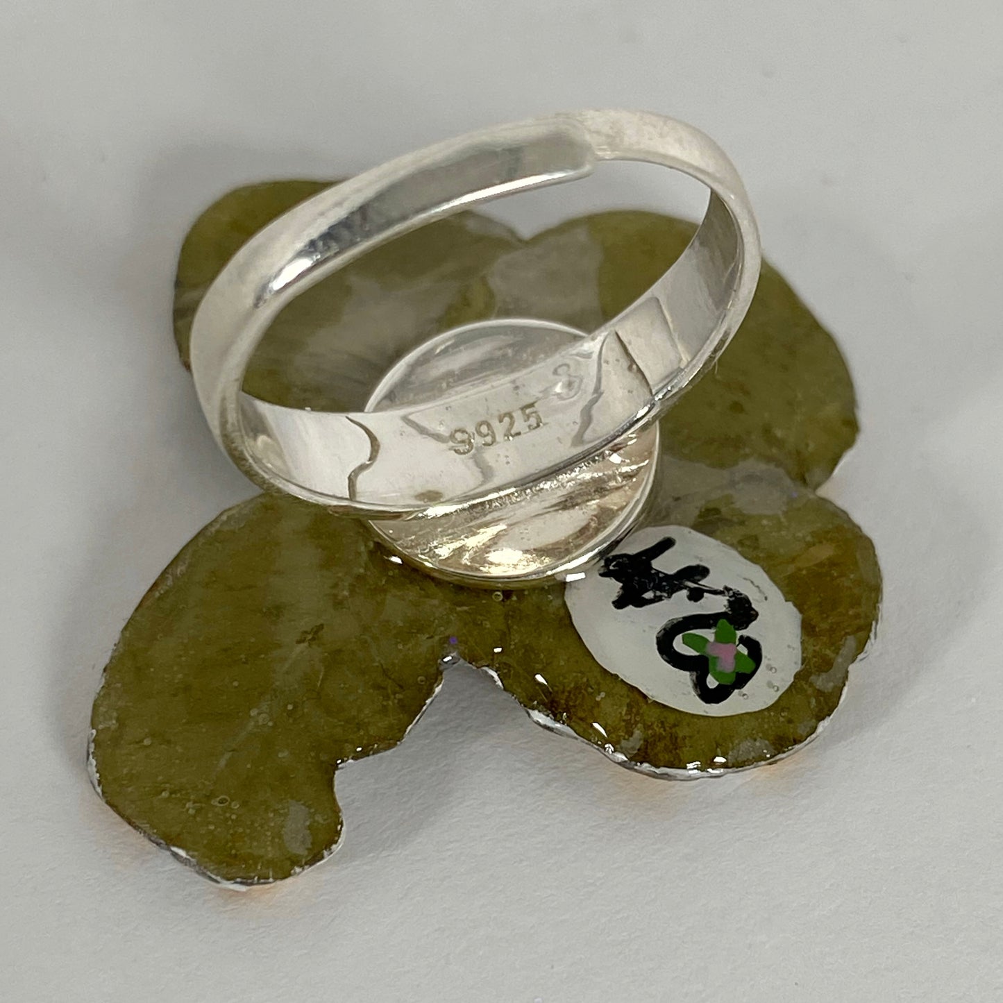 Anello in argento con quadrifoglio, dipinto di bianco e oro con brillantini Swarovski