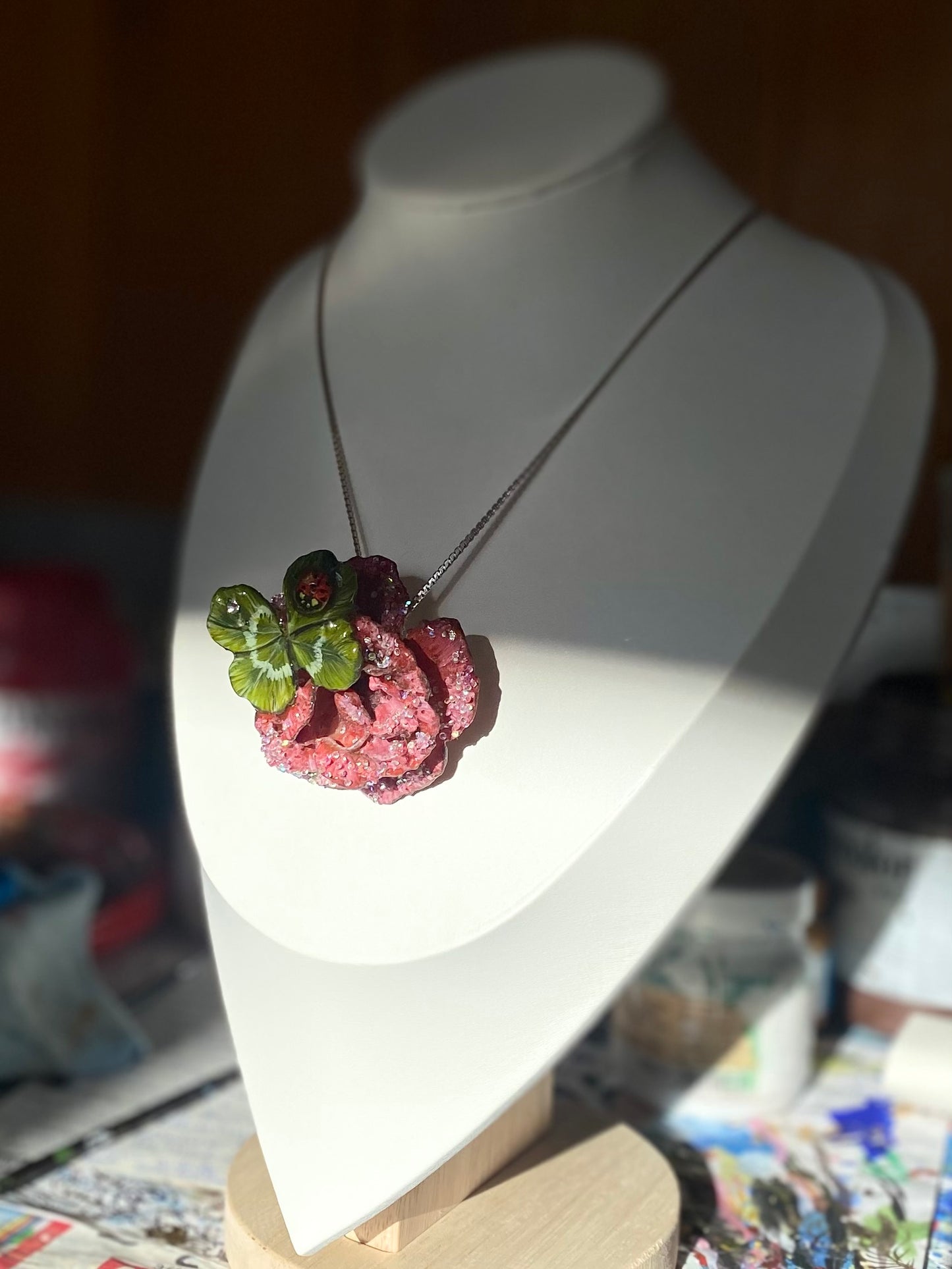 Spilla con Vera Rosa e Vero Quadrifoglio  – Gioiello Artigianale con Cristalli