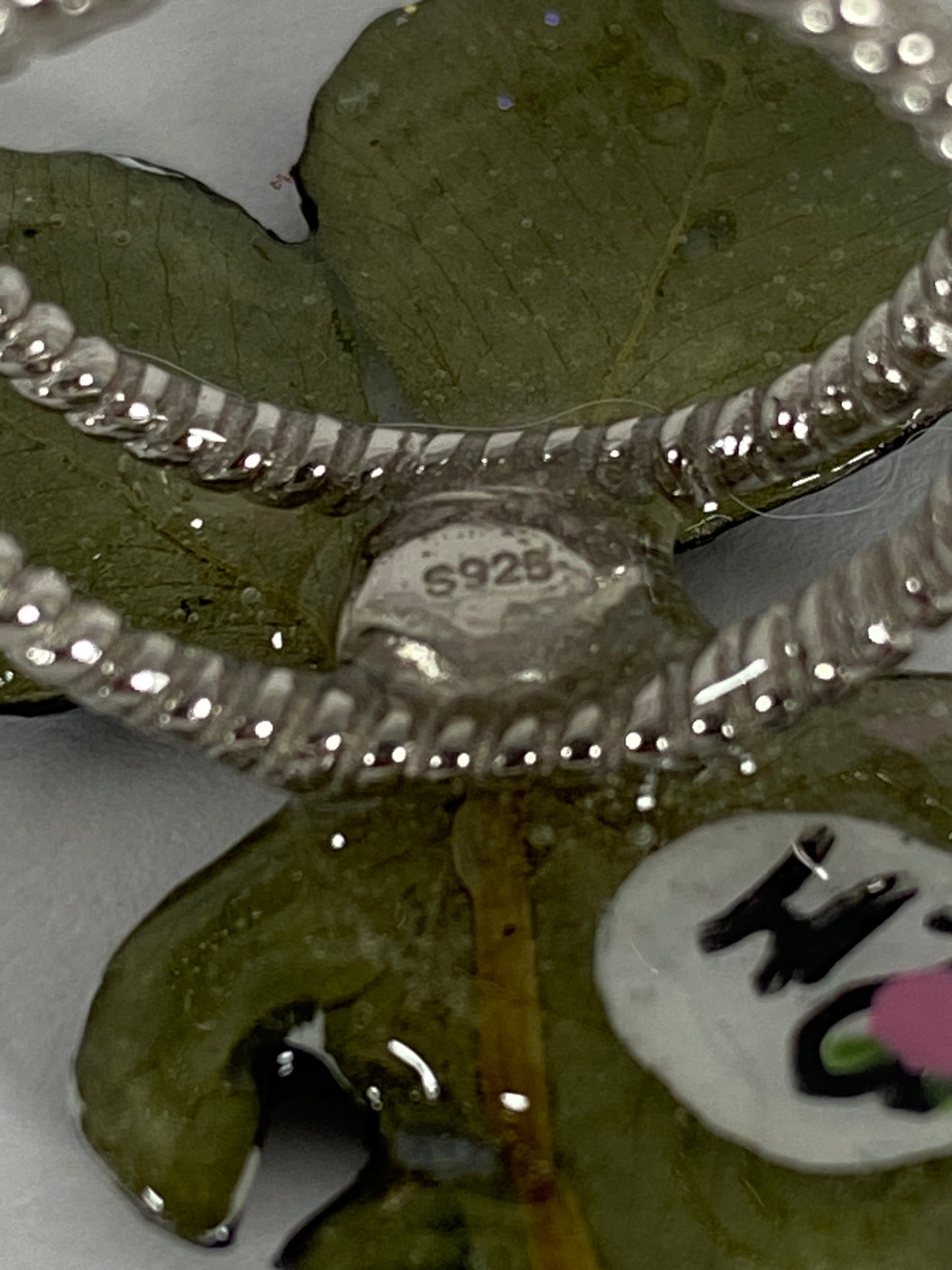 Anello in argento con quadrifoglio, dipinto di nero e oro con brillantini Swarovski