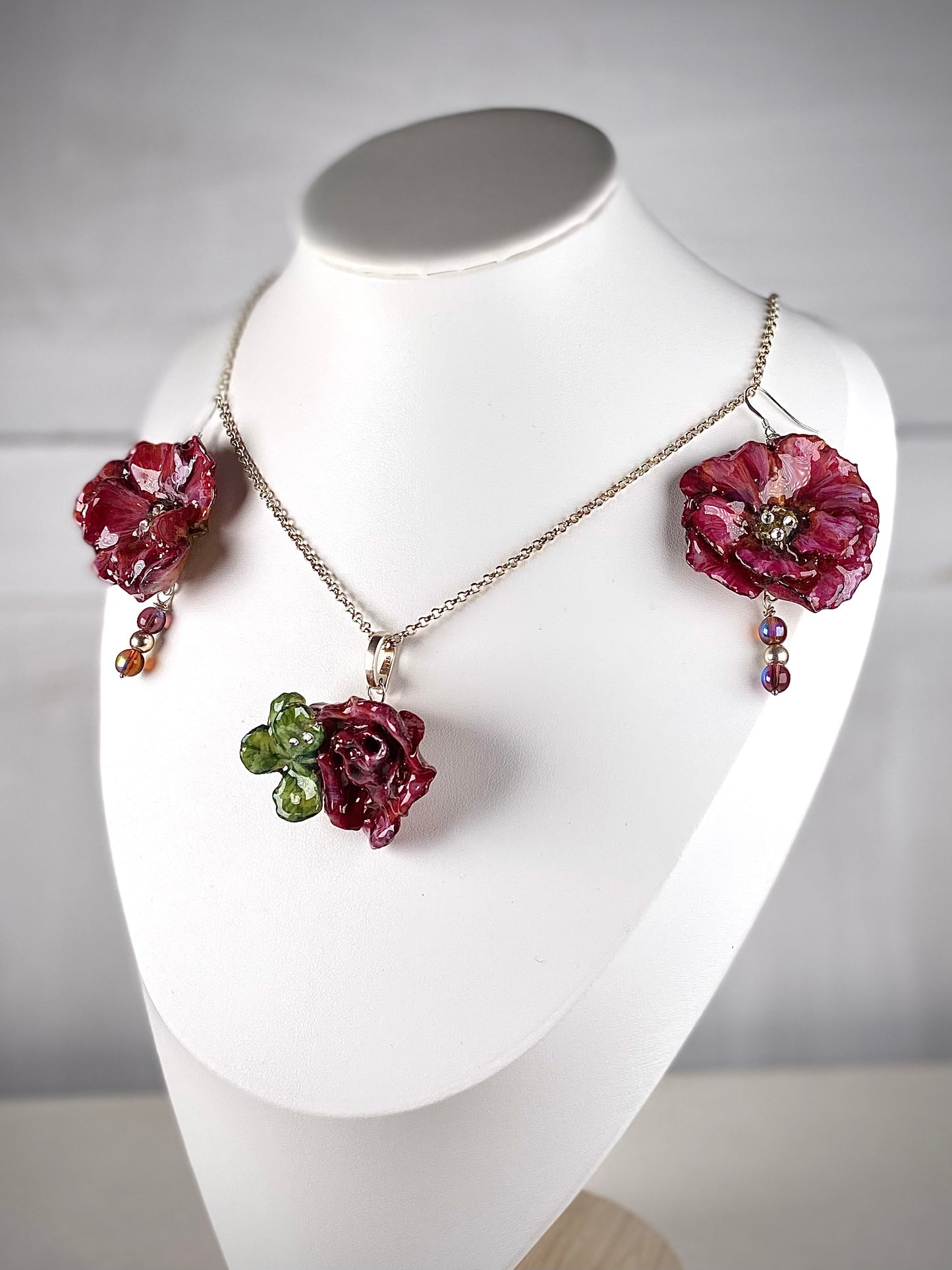 Parure floreale, con quadrifoglio portafortuna e catena in argento