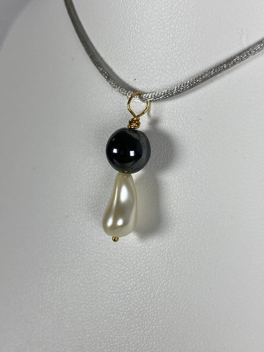 Ciondolo con Perla Swarovski e perla di ematite nera. Gancio in argento dorato 925. A2