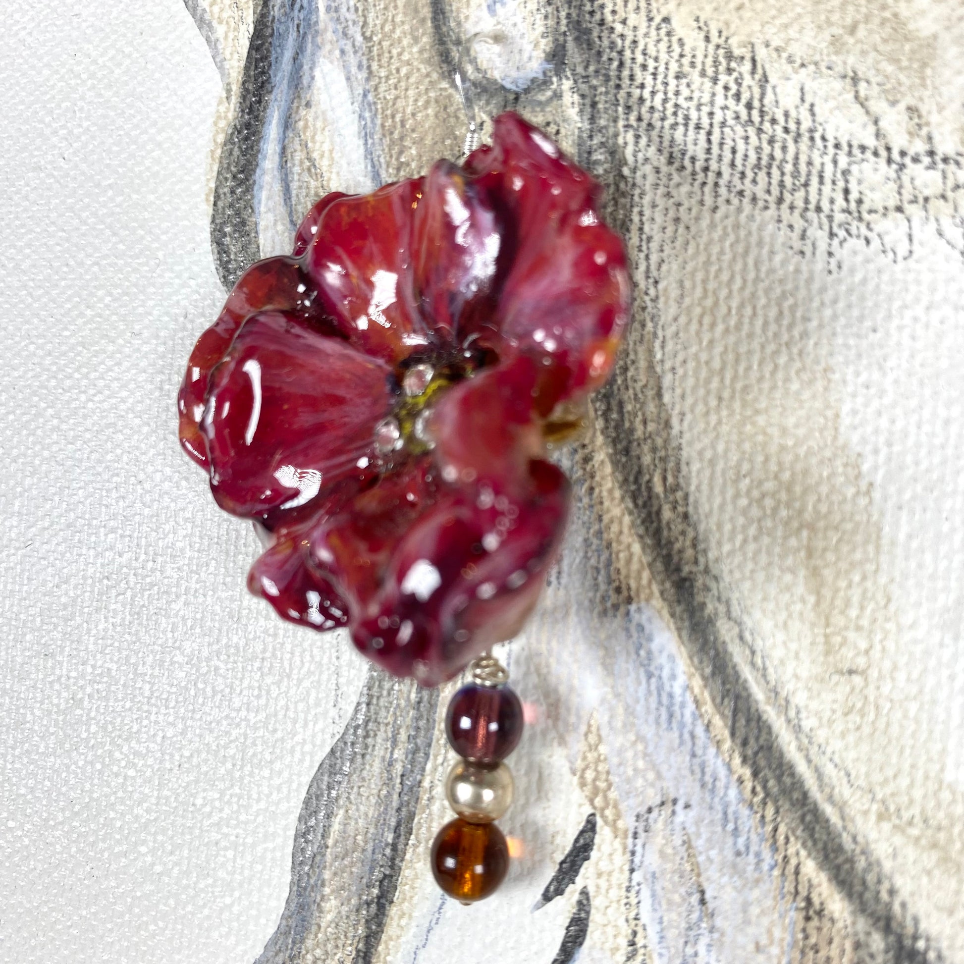 Orecchino in argento con rosa e perline
