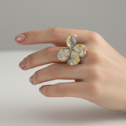 Anello in argento con quadrifoglio, dipinto di bianco e oro con brillantini Swarovski