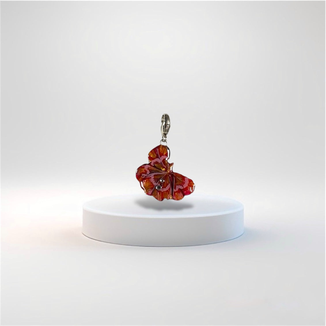 Chakra Muladhara, charm con gancio in argento, quadrifoglio dipinto rosso.