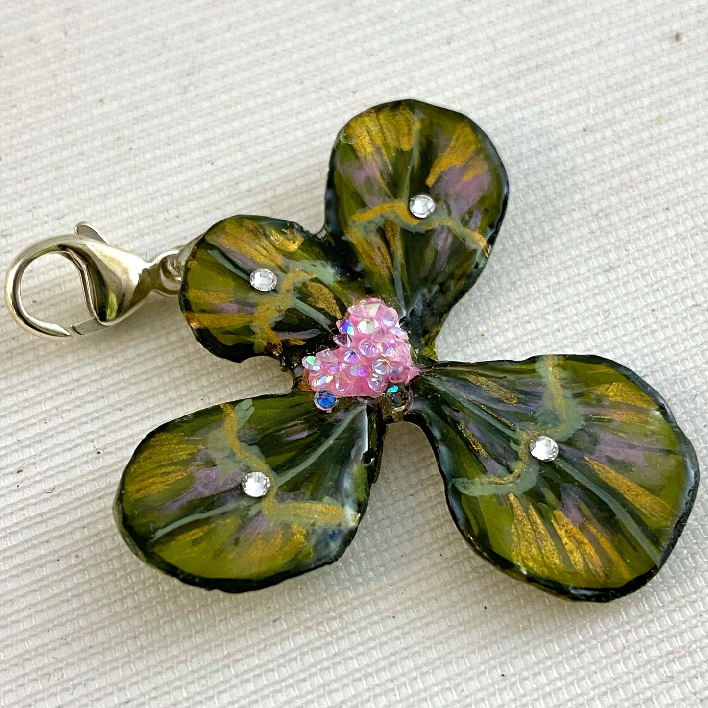 Ciondolo con quadrifoglio dipinto a mano e cuore rosa