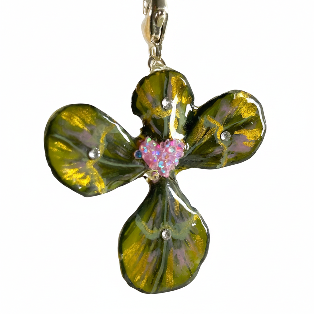 Collana con ciondolo con quadrifoglio, verde e venature dorate