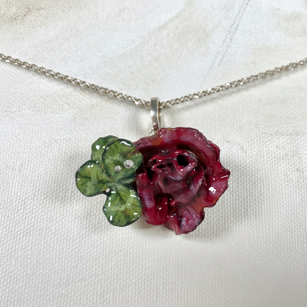 Catena e orecchini con rose e quadrifoglio collana in argento