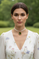 Donna con vestito a fiori