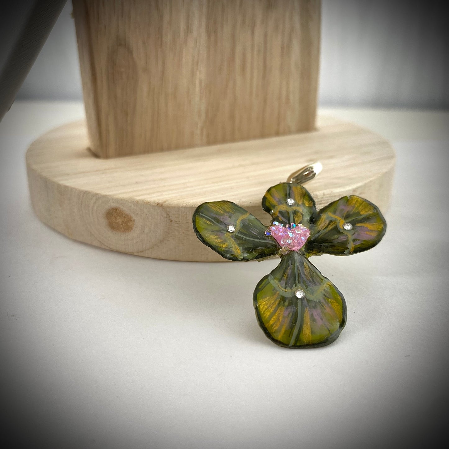 Quadrifoglio vetro, verde, oro, con cuore rosa