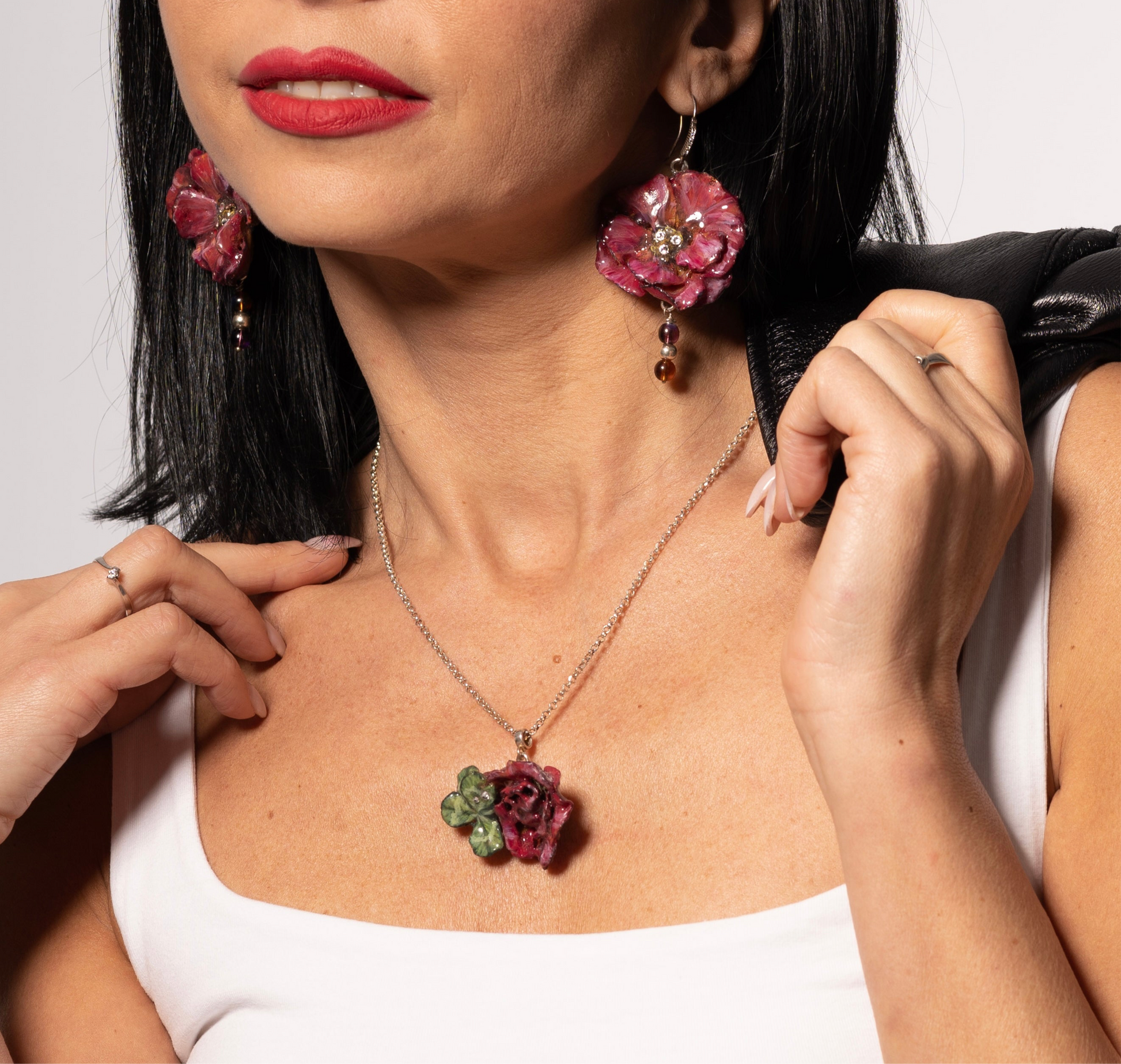 Parure  orecchini e collana con rose rosse e quadrifoglio portafortuna