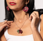 Parure  orecchini e collana con rose rosse e quadrifoglio portafortuna