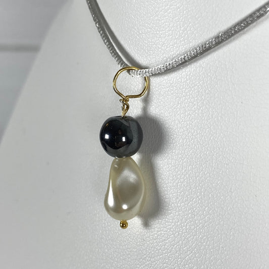Charm con perla Swarovski e Perla di Ematite nera, filo in argento dorato 925. A3