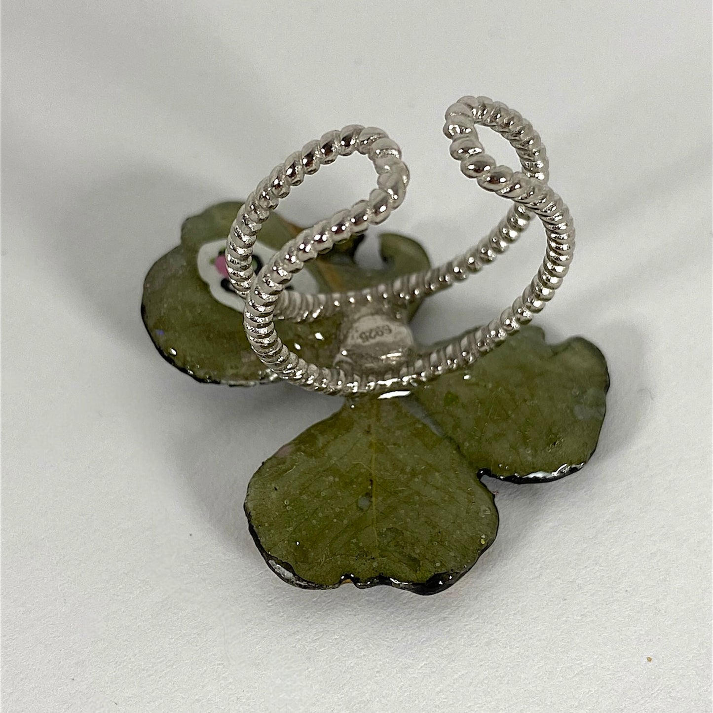 Anello in argento con quadrifoglio, dipinto di nero e oro con brillantini Swarovski