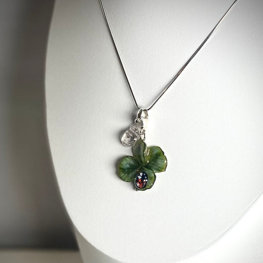 Parure con  Catenina in Argento, Diamante di Herkimer e Ciondolo con vero Quadrifoglio dipinto a mano.