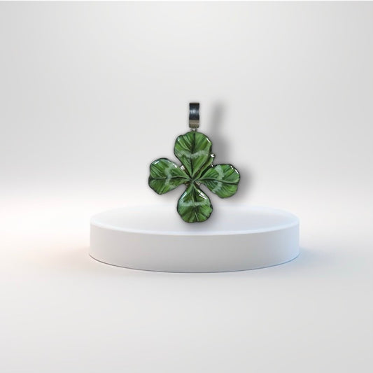 Manaluvia, "Charm quadrifoglio portafortuna” vero, dipinto e resinato, gancio in argento 925 N.06