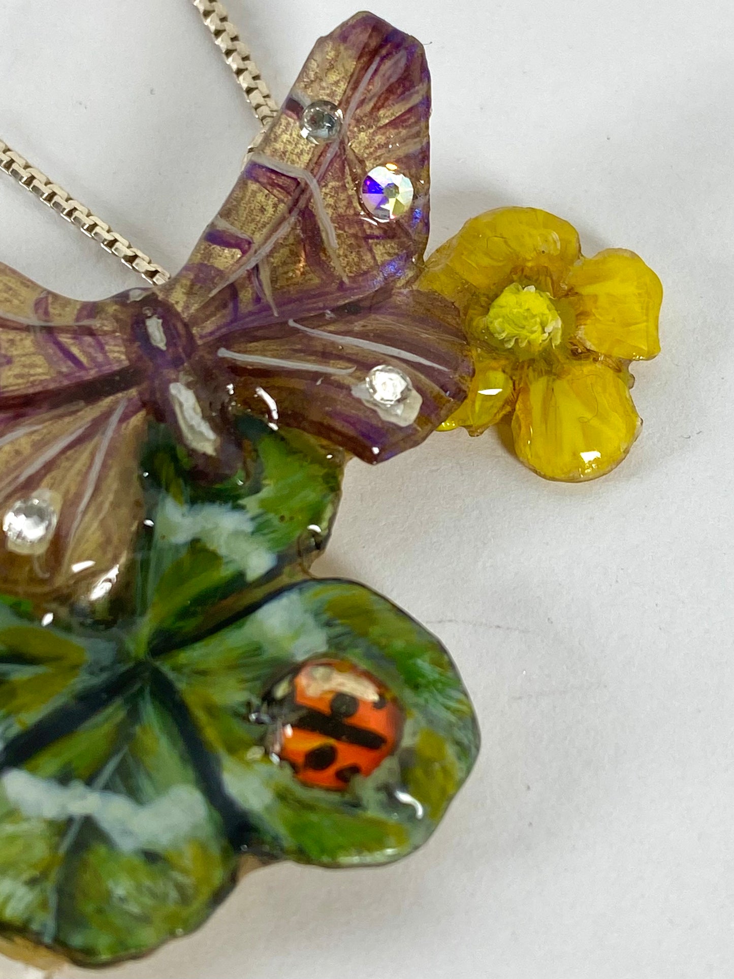 Ciondolo in Resina con Vero Quadrifoglio, Margherita, Fiore Giallo Naturale e Farfalla in Carta di Riso | Brillantini, Coccinella Dipinta e Gancio in Argento 925