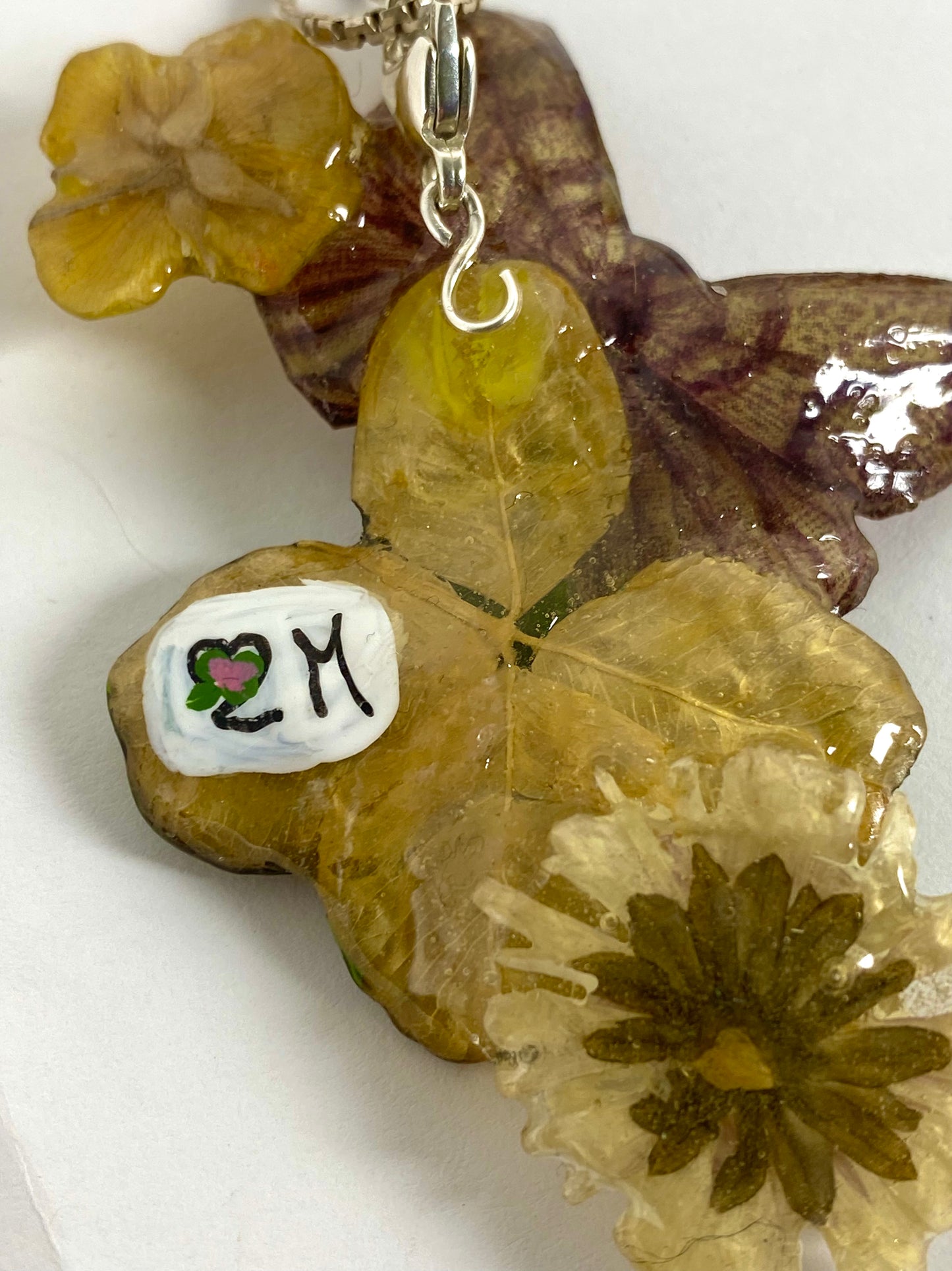 Ciondolo in Resina con Vero Quadrifoglio, Margherita, Fiore Giallo Naturale e Farfalla in Carta di Riso | Brillantini, Coccinella Dipinta e Gancio in Argento 925