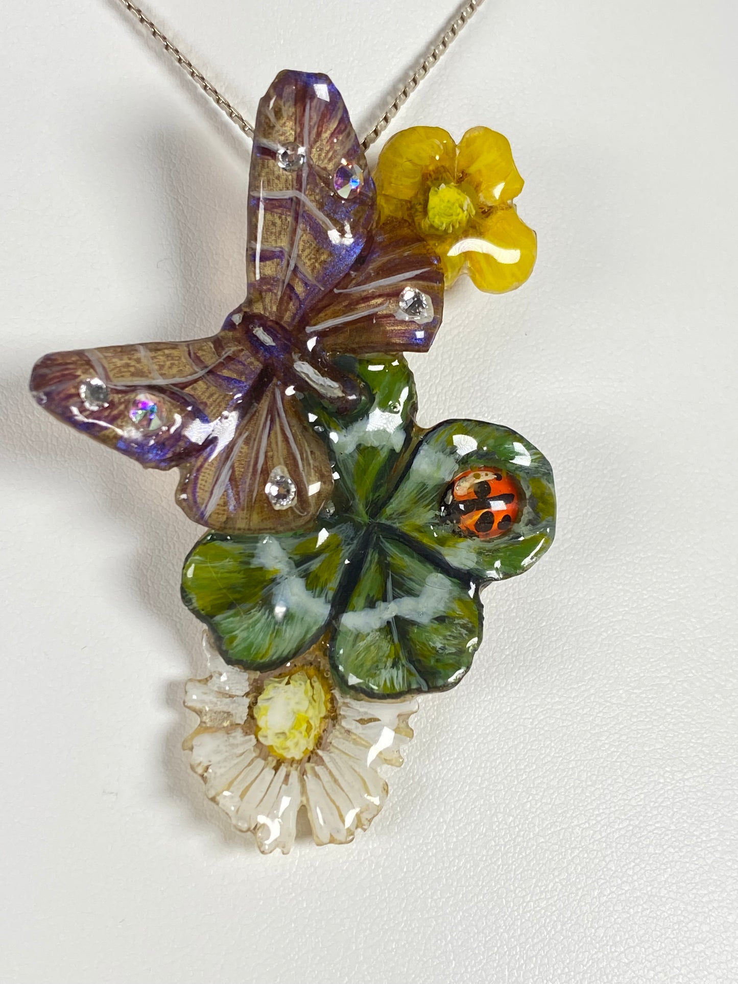 Ciondolo in Resina con Vero Quadrifoglio, Margherita, Fiore Giallo Naturale e Farfalla in Carta di Riso | Brillantini, Coccinella Dipinta e Gancio in Argento 925