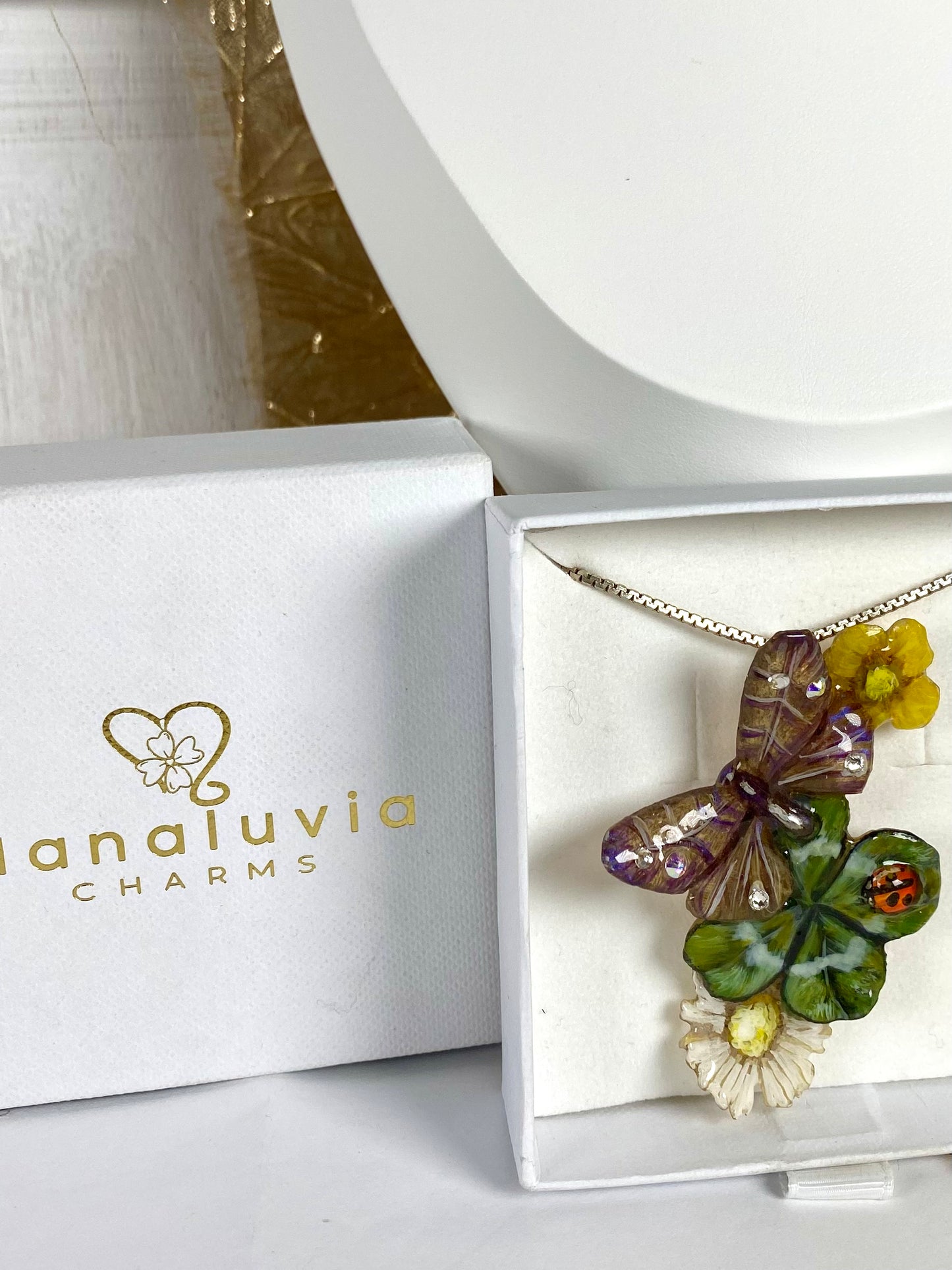 Ciondolo in Resina con Vero Quadrifoglio, Margherita, Fiore Giallo Naturale e Farfalla in Carta di Riso | Brillantini, Coccinella Dipinta e Gancio in Argento 925