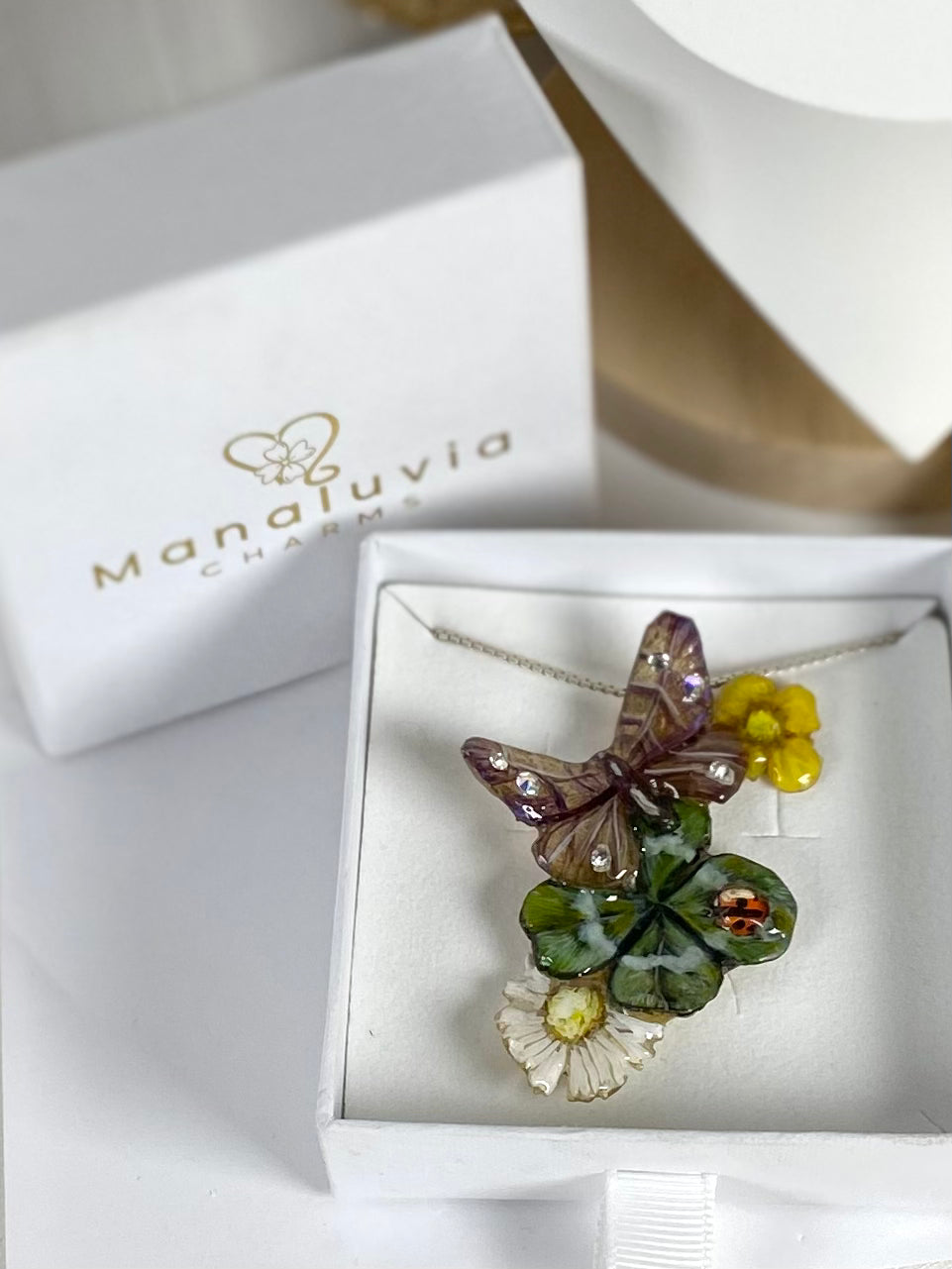 Ciondolo in Resina con Vero Quadrifoglio, Margherita, Fiore Giallo Naturale e Farfalla in Carta di Riso | Brillantini, Coccinella Dipinta e Gancio in Argento 925
