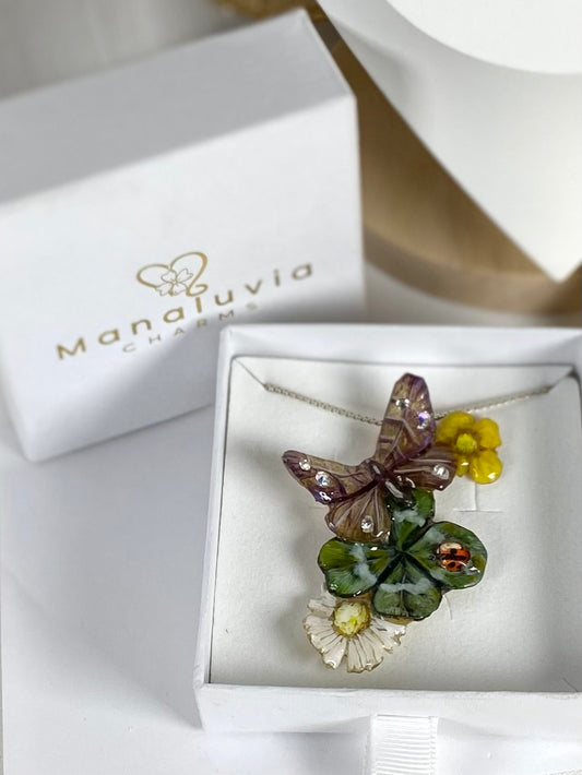 Ciondolo in Resina con Vero Quadrifoglio, Margherita, Fiore Giallo Naturale e Farfalla in Carta di Riso | Brillantini, Coccinella Dipinta e Gancio in Argento 925
