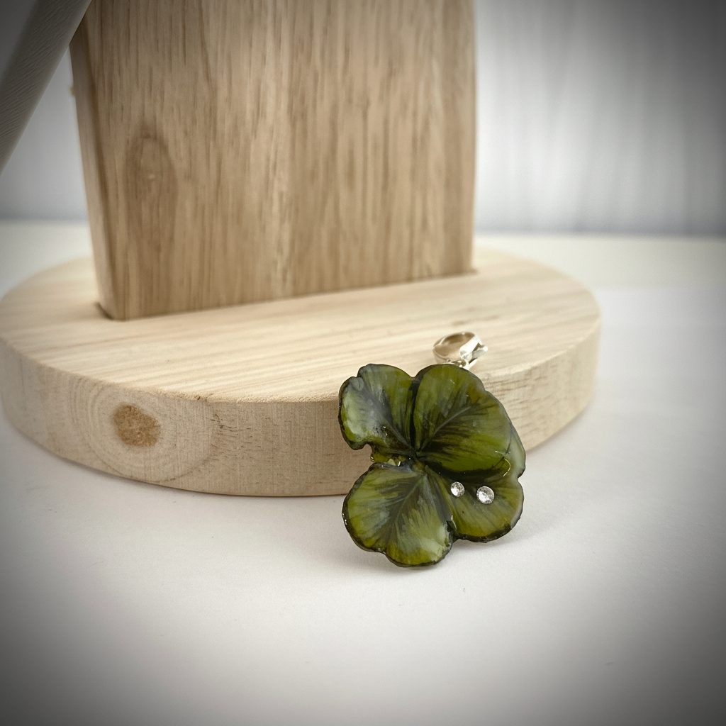 Ciondolo con quadrifoglio verde e strass